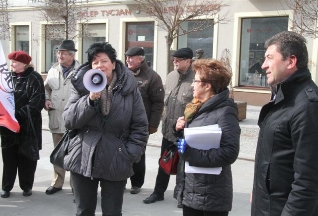 Manifie przewodniczyła europosłanka Joanna Senyszyn, jej asystentka Bożena Kizińska i poseł Jan Cedzyński.