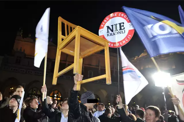 Demonstracja przeciwników prezydenta Bronisława Komorowskiego w Krakowie. Zdjęcia z 8 marca 2015 r.