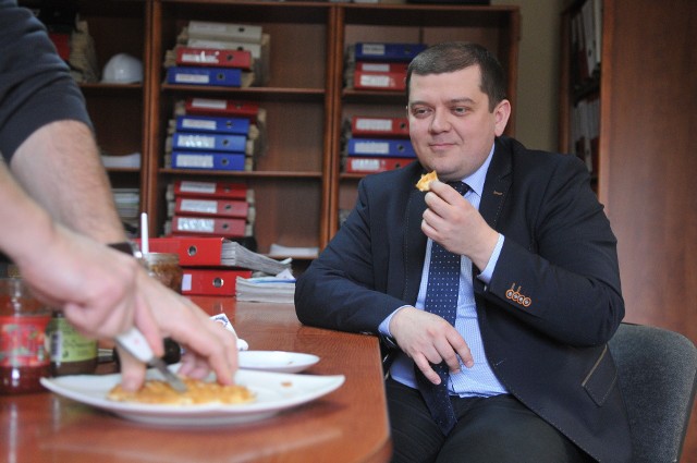 Prezydent Gorzowa Jacek Wójcicki w redakcji "GL" zajadał się goframi w tłusty czwartek.