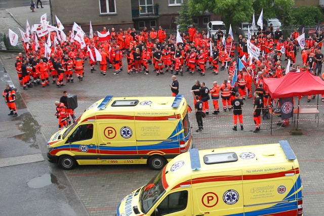 Ratownicy medyczni walczą o podwyżki, dziś wyszli na ulice wielu polskich miast w ramach ogólnopolskiej akcji protestacyjnej. W Polsce jest ok. 20 tys. ratowników medycznych. - To nie jest strajk, to jest akcja informacyjna, dlatego prosimy o nieużywanie gwizdków, syren, to akcja pokojowa - zaznacza Tomasz Pelc, wiceprzewodniczący Komitetu Protestacyjnego Ratowników Medycznych. - Domagamy się przede wszystkim wzrostu wynagrodzenia. W tej chwili ratownik medyczny, średnio na  rękę, zarabia ok. 2 tys. zł. Dla nas taka płaca jest uwłaczająca. Próbowaliśmy się dogadać z rządem, ale ich nasza sytuacja nie interesuje, nie widzą problemu. Nie mamy zatem wyjścia, musimy zawalczyć o swoje w inny sposób.Ratownicy mówią, że za takie pieniądze trudno jest przeżyć, dlatego pracują bardzo często na  1,5 etatu. - My chcemy takich podwyżek, jakie w ciągu ostatnich dwóch lat wywalczyły sobie za pomocą protestów pielęgniarki, czyli 1,6 tys. zł brutto, wypłacane 4 razy po 400 zł. - Już mają dwie transze wypłacone, teraz będą kolejne. My także chcielibyśmy w lipcu dostać 800 zł, we wrześniu 400 i kolejne 400 w następnych roku, w lipcu - mówią ratownicy. - Wykonujemy praktycznie taką samą pracę, a zarabiamy o wiele mniej. Tak być nie może. Będziemy organizować kolejne akcje. Rząd musi zrozumieć, że jesteśmy zdesperowani i się nie wycofamy z naszej walki. Ratownicy oczekują również przyspieszenia prac nad dużą nowelizacją ustawy o państwowym ratownictwie medycznym. - Chcemy etatyzacji naszych umów, ponieważ znaczna część ratowników pracuje na umowach cywilnoprawnych, czyli na tzw. kontraktach. Żeby godnie zarabiać, ci ludzie pracują po 200, 300, 400 godzin miesięcznie - twierdzą ratownicy. Po wiecu na placu obok budynku Pogotowia Ratunkowego ratownicy, pod eskortą policji, przeszli ulicami miasta przed Podkarpacki Urząd Wojewódzki. - Chcemy złożyć pismo z naszymi postulatami na  ręce wojewody Ewy Leniart. Zobaczymy, może ktoś do nas wyjdzie - mówili organizatorzy akcji. Wojewody w urzędzie nie zastali, brała wczoraj udział w międzynarodowej konferencji na Uniwersytecie Rzeszowskim. Pismo złożyli w sekretariacie. 