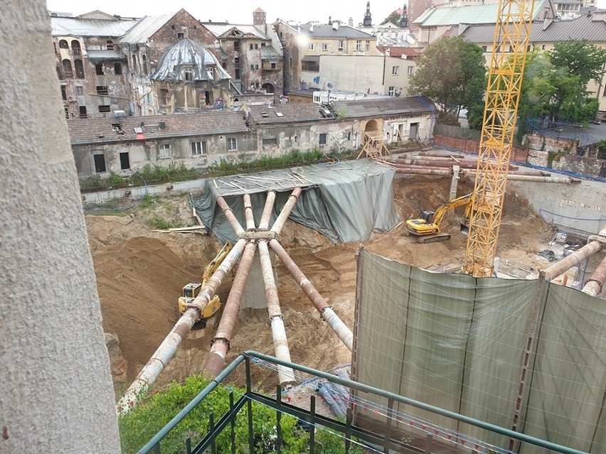 Kraków. Starą studnię i relikty dawnego budynku odkryto podczas prac przy budowie Angel Stradom