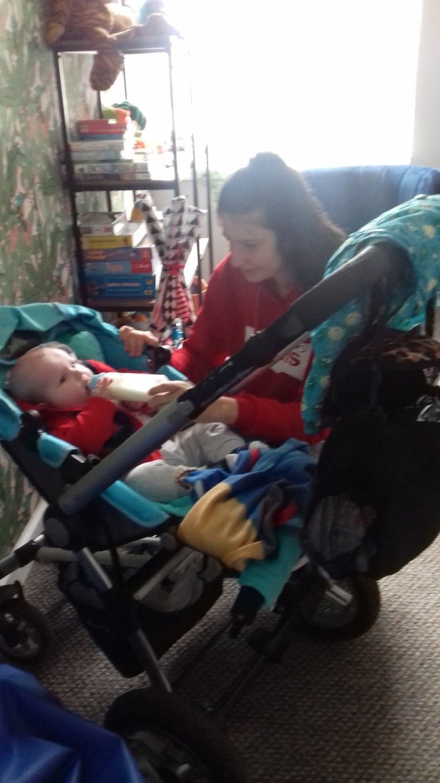 Wychowanka domu dziecka Justyna Hertel z 3,5 miesięcznym synkiem Alanem korzysta z wsparcia placówki i dzięki temu sama sobie radzi "na swoim".