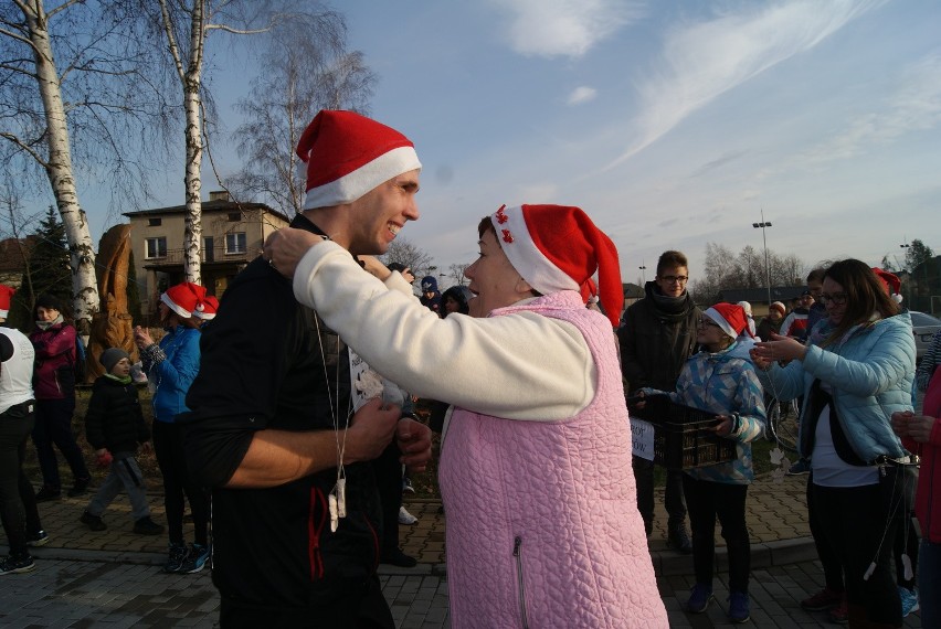 Mikołaje pobiegli dla Domu Kulejących Aniołów w Piasku