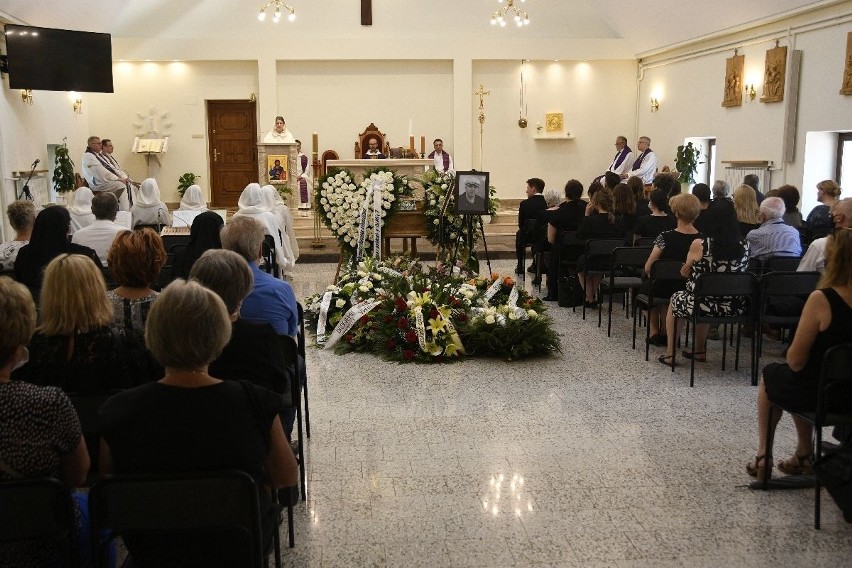 Wzruszający pogrzeb znanego architekta z Kielc, Marka Pakuły. Ludzi było tak dużo, że nie mieścili się w kościele [ZDJĘCIA, WIDEO]