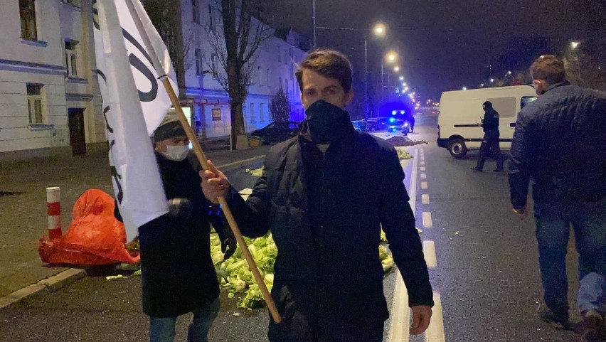 Warszawa: Protest rolników. Rozsypali niesprzedane jedzenie przed domem Jarosława Kaczyńskiego