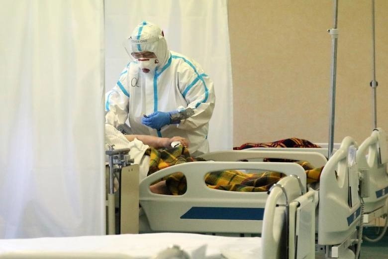 Trzecia fala pandemii koronawirusa. Trudna sytuacja w krakowskich szpitalach. "Wolne pojedyncze łóżka covidowe"