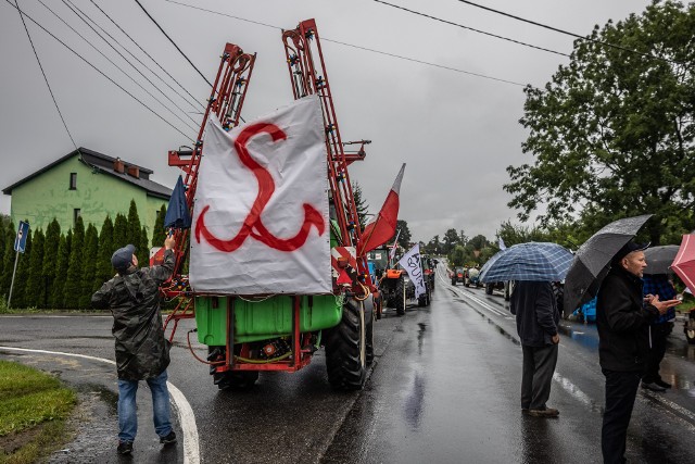 Protest rolników na drodze krajowej nr 79 w Wawrzeńczycach