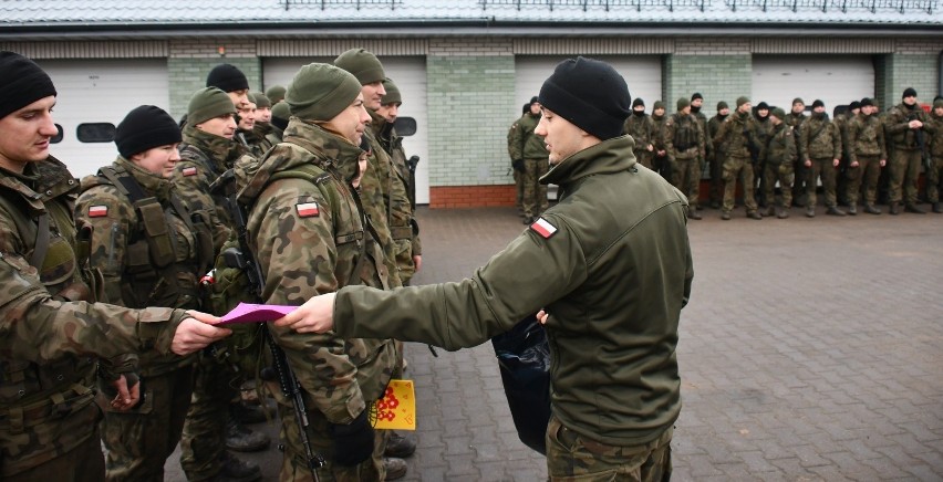 Świąteczne kartki od słupskich uczniów dotarły do żołnierzy na wschodniej granicy [zdjęcia] 