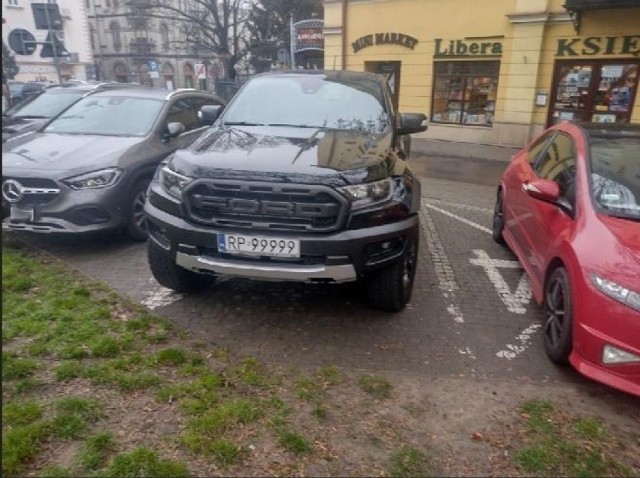 Ford z charakterystyczną rejestracją, zaparkowany tuż obok Urzędu Miejskiego w Przemyślu, od razu wzbudził zainteresowanie.