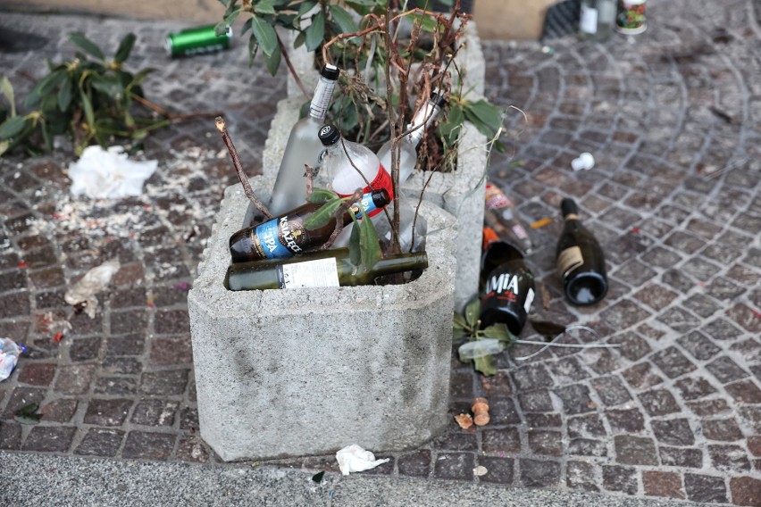 Na Starym Rynku i w jego okolicy pozostawiono butelki od...