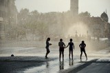 Kurtyny wodne zamieniły Rynek Kościuszki w wielki plac zabaw (zdjęcia)