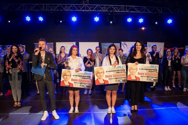 Finał szóstej edycji Karaoke Summer Festival odbył się w piątek wieczorem na Rynku w Kielcach. Zwyciężczyniom gratulował pomysłodawca i twórca przedsięwzięcia Michał Maiki Trzepałka. Obok laureatki: Zofia Sydor (1 miejsce), Daria Kierońska (trzecie miejsce) oraz Magdalena Chołuj (drugie miejsce).