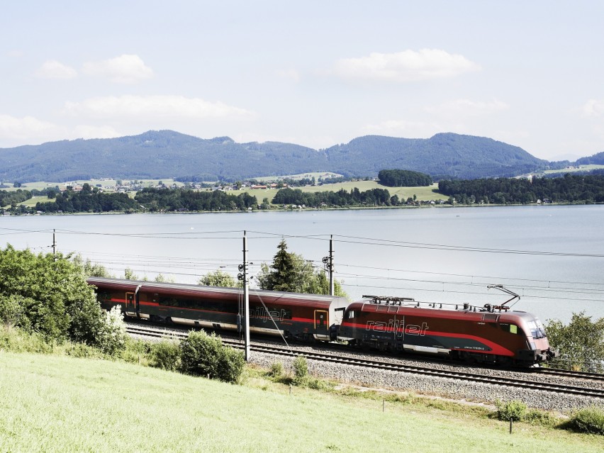 Pociąg linii Railjet.