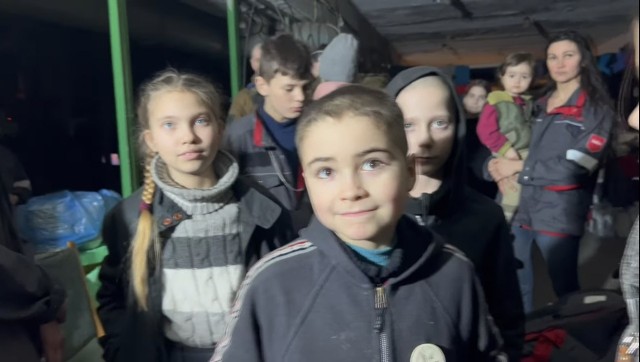 Mariupol. W rozległych podziemiach kombinatu metalurgicznego Azowstal ukrywa się co najmniej kilkuset cywilów, w tym matki z dziećmi. Rosjanie cały czas ostrzeliwują miasto i blokują jakąkolwiek pomoc humanitarną.