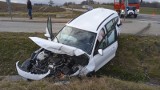 Wypadek na drodze wojewódzkiej pod Dzierżoniowem. Auto wylądowało w przydrożnym rowie. Są utrudnienia dla kierowców [ZDJĘCIA]