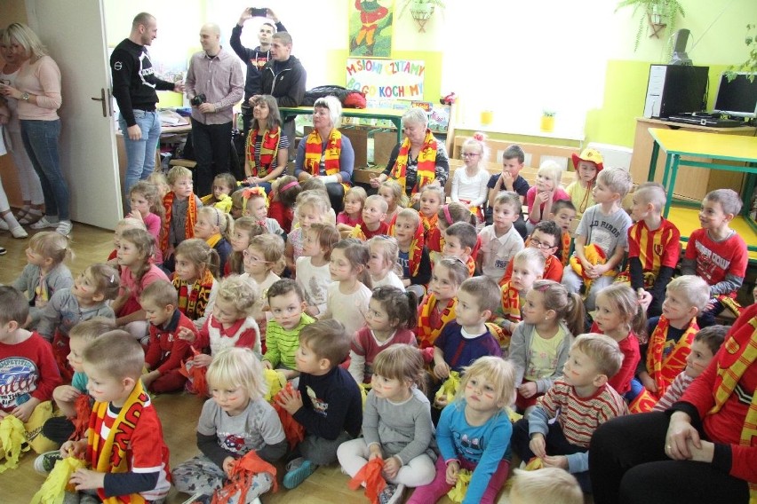 Piłkarze Korony Kielce wcielili się w rolę Świętego Mikołaja. Przedszkolaki zaskoczyły ich występem 