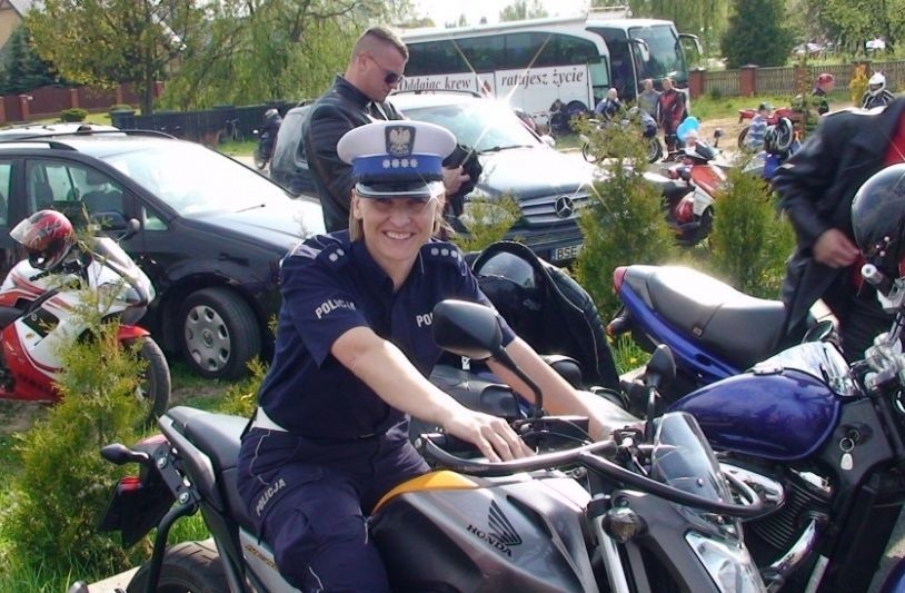 Policjanci rozdawali prezenty na rozpoczęciu sezonu motocyklowego (zdjęcia)
