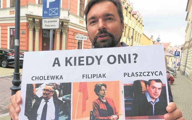 Mateusz Klinowski podczas swojego procesu, przed nim i po nim nie rozstawał się z plakatem, na którym umieścił zdjęcia swoich przeciwników - Józefa Cholewki, Ewy Filipiak i Marcina Płaszczycy. Osoby z „czarnej listy” czują się pomówione