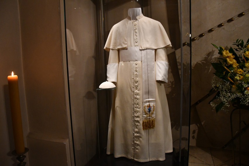 Biskup Marian Florczyk wprowadził relikwie świętego Jana Pawła II do Bazyliki Katedralnej w Kielcach. Przekazała je rodzina zmarłego kapłana