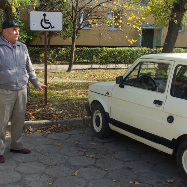 - Miejsce dla niepełnosprawnych miało być utworzone na środku parkingu. Tutaj od popołudnia jest ciągle zastawione przez inne auta - mówi Kazimierz Pasela.