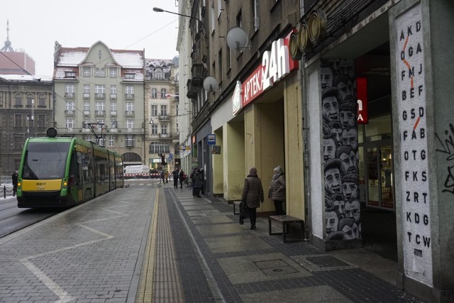 Pojazdy komunikacji miejskiej w poniedziałek rano omijają okolice ulicy Gwarnej. Wykoleił się tam tramwaj linii numer 2.