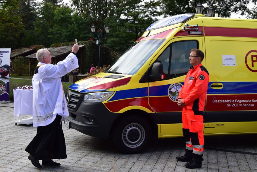 Poświęcenie nowych ambulansów.