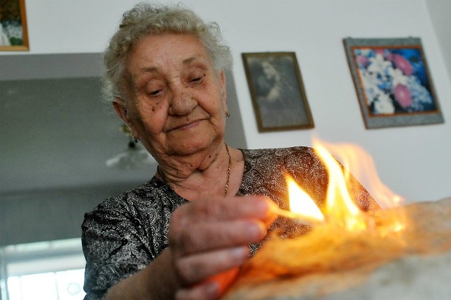 Stanisława Lewicka do leczenia róży wykorzystuje len. Podpala go i ciepłą jeszcze chustę umieszcza na chorym miejscu. Nauczyła się tego od mamy.