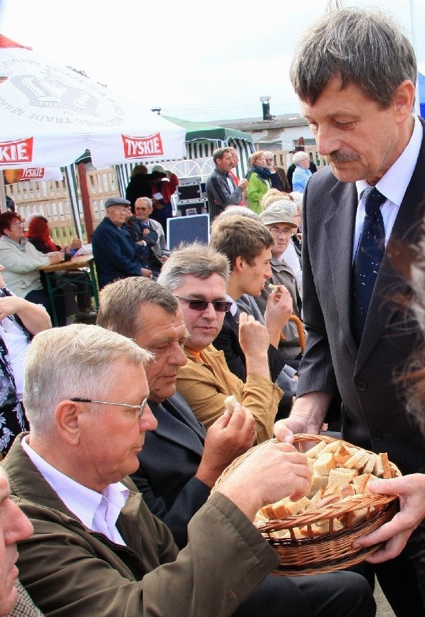 Komisarz Marian Sierpatowski (z prawej) poczęstował chlebem m.in. burmistrza Tadeusza D.