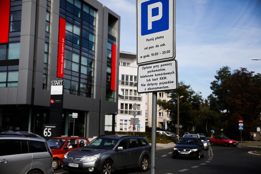 Kraków. Strefa parkowania rozszerzona, ale problemy pozostały. Postawią szlabany 