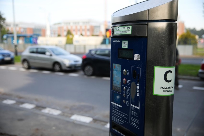 Kraków. Strefa parkowania rozszerzona, ale problemy pozostały. Postawią szlabany 