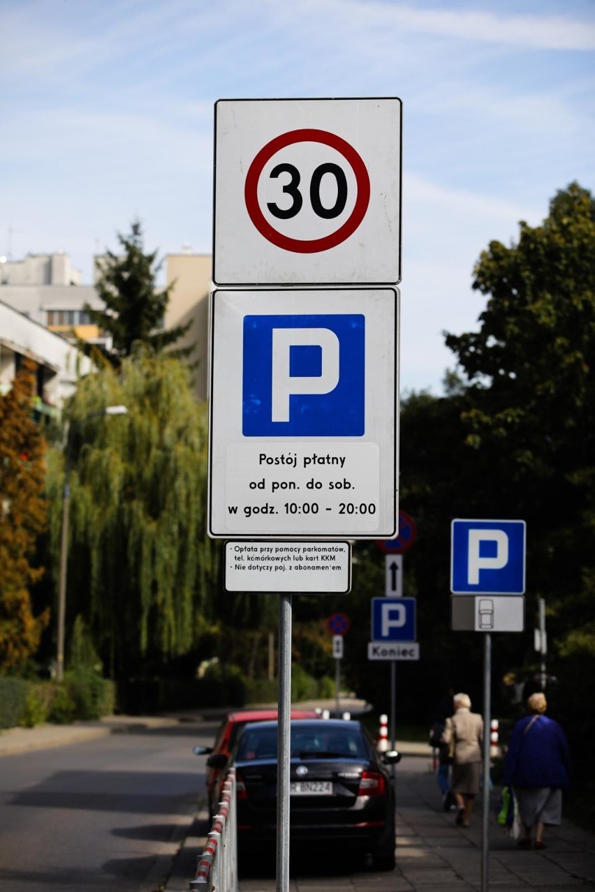 Kraków. Strefa parkowania rozszerzona, ale problemy pozostały. Postawią szlabany 