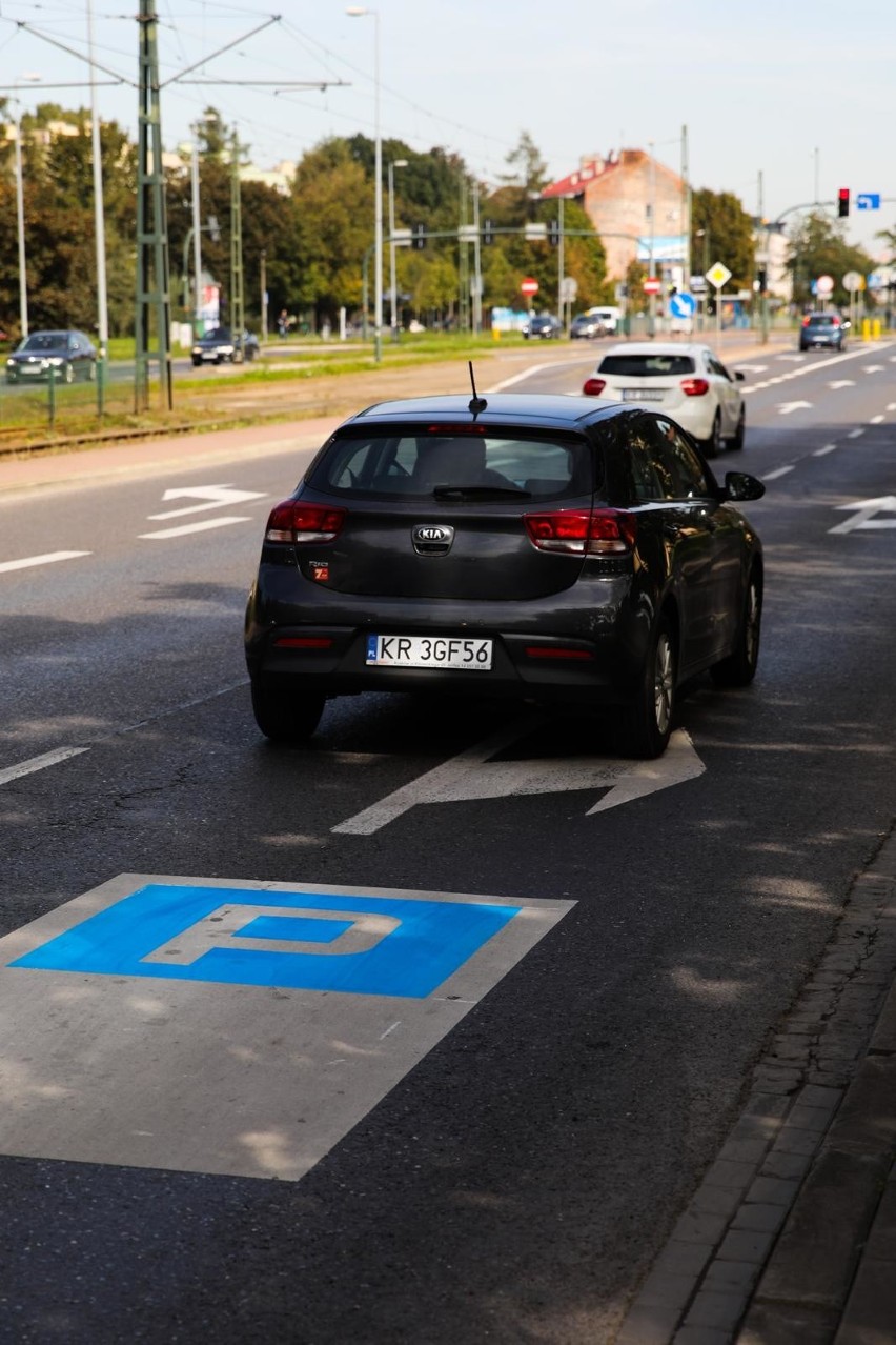 Kraków. Strefa parkowania rozszerzona, ale problemy pozostały. Postawią szlabany 