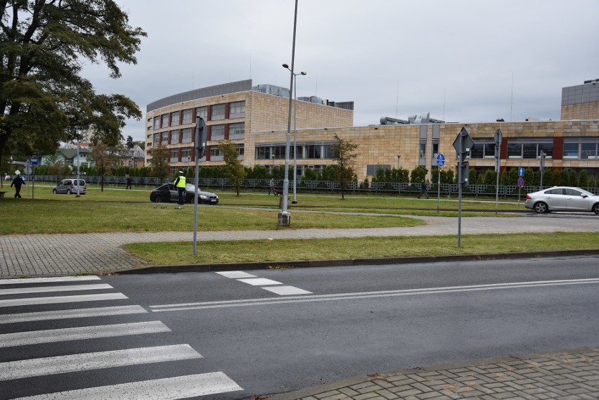 Tarnów. Motocyklista stracił panowanie nad kierownicą na przejściu dla pieszych. Po upadku trafił do szpitala