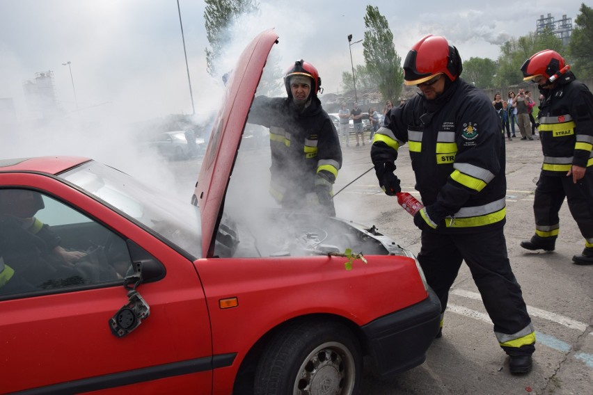 Praktyczny pokaz gaszenia płonącego auta dali w Szczecinku...