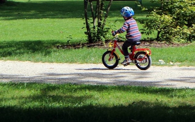 Rowerzysta może jechać po chodniku, gdy opiekuje się osobą w wieku do lat 10 kierującą rowerem. Jak zabezpieczyć rower przed kradzieżą?źródło: Dzień Dobry TVN/x-news