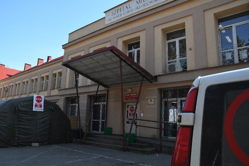 Po zakażeniach koronawirusem w szpitalu w Skarżysku. Trudna ewakuacja [WIDEO, zdjęcia]