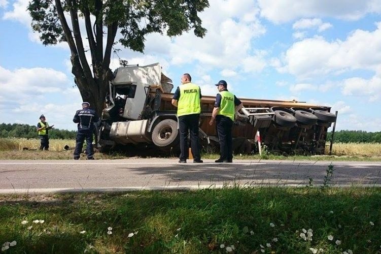 Suchowola. Ul. Augustowska. Kierowca tira spowodował wypadek. Bo przysnął (zdjęcia)