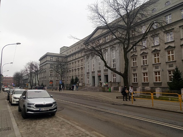 Czy po II Wojnie Światowej w budynku ZUSu w Chorzowie przy ulicy Dąbrowskiego miało siedzibę UB? Według niektórych w zachodnim skrzydle ubecy mieli w tym miejscu przetrzymywać ludzi, dręczyć ich oraz zabijać.