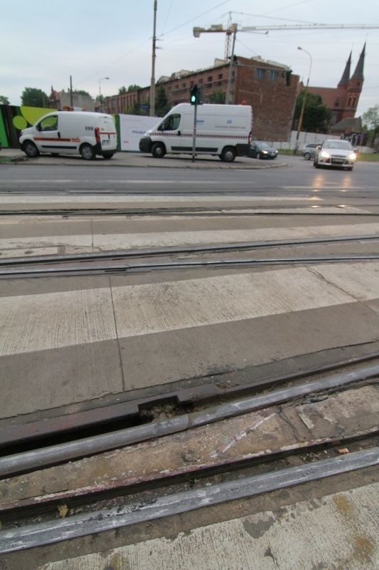 Wrocław: Jeden tramwaj wykoleił się dwa razy i sparaliżował przejazd (ZDJĘCIA)