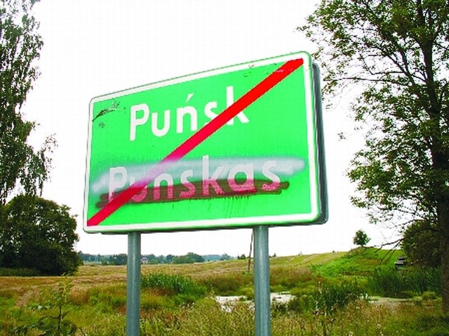 Tablice w 14 miejscowościach w gminie Puńsk zostały zdewastowane miesiąc temu