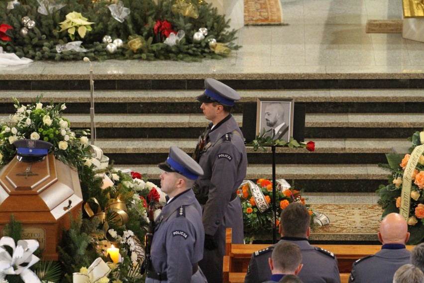 Ostatnie pożegnanie aspiranta Krzysztofa Węglińskiego z Tarnobrzega - policjanta, który zginął w wypadku jadąc na służbę  [ZDJĘCIA]