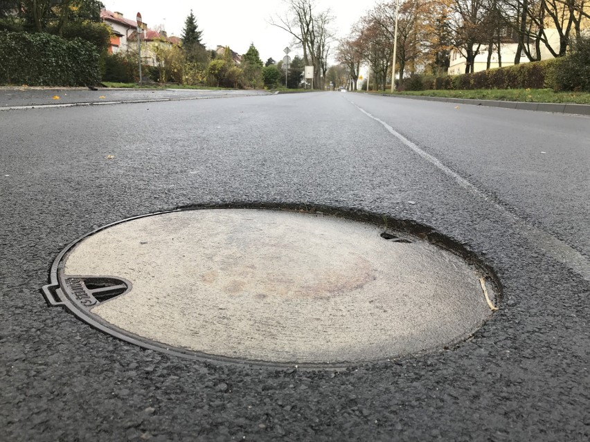 Dziur w nawierzchni nie ma, ale są zapadnięte studzienki. Kierowcy skarżą się na remont alei 3 Maja w Słupsku