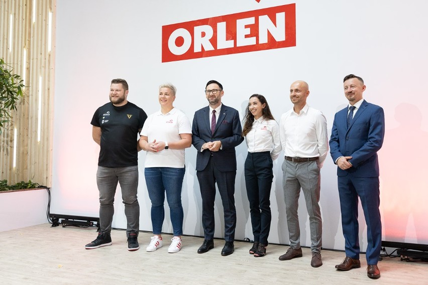 Prezes PKN Orlen Daniel Obajtek w otoczeniu sportowych...