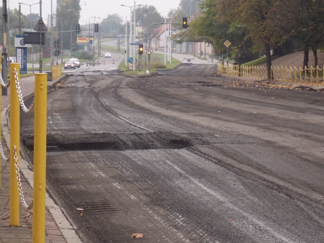Na Estkowskiego budowlani już zdarli stary asfalt. Teraz wchodzą też na Poznańską.