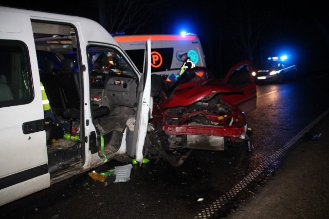 W nocy 10 marca doszło do tragicznego wypadku między Paterkiem a Studzienkami w powiecie nakielskim. Z ustaleń policji wynika, że bezpośrednią przyczyną wypadku, było pojawienie się na drodze sarny. Kierowca opla vectry, próbując ominąć zwierzę, zjechał na przeciwległy pas ruchu, gdzie zderzył się z nadjeżdżającym z przeciwka renalult master. W wyniku zderzenia aut ciężko ranni zostali: kierowca opla i dwie kobiety podróżujące tym autem. Jedna z nich, 30-letnia mieszkanka gminy Kcynia, zmarła w szpitalu. Do szpitala przewieziono także pasażera podróżującego autem marki renault.INFO Z POLSKI - przegląd najciekawszych informacji ostatnich dni w kraju