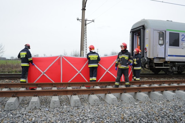 W niedzielę, 10 lutego na torach kolejowych przy ul. Kanałowej doszło do śmiertelnego wypadku. Pociąg relacji Wrocław - Gdynia potrącił mężczyznę. Zobacz więcej zdjęć ------>