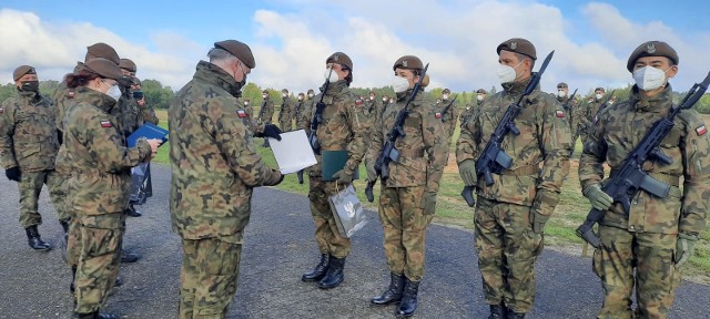 Nowi terytorialsi złożyli przysięgę wojskową na terenie Centrum Szkolenia Poligonowego Wojsk Lądowych w Wędrzynie.