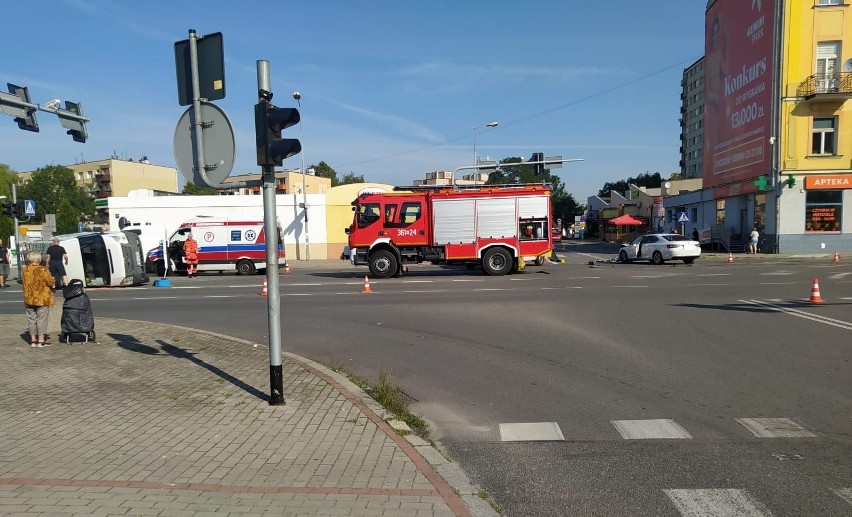 Kraksa w centrum Tarnowa, na ulicy Krakowskiej zderzył się samochód osobowy z busem. Mamy zdjęcia