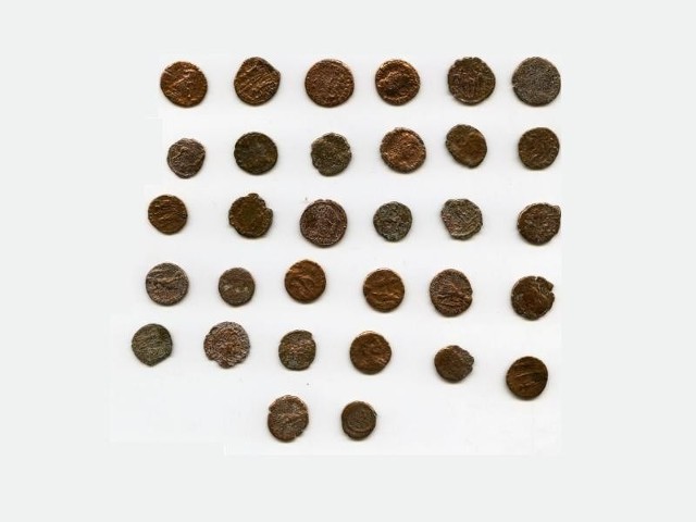Brązowe monety datowane są wstępnie na początek V w. n.e.