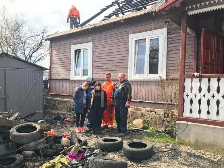 Pożar w Łapach. Najważniejsza jest odbudowa domu. Rodzina z dziećmi straciła w pożarze dom [ZDJĘCIA]